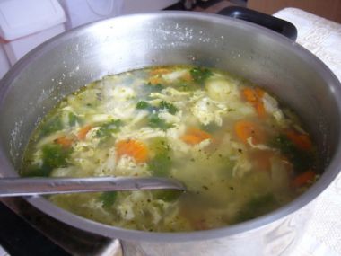 Zeleninová polévka s vejcem