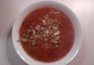Rajčatová polévka s bazalkou a česnekem