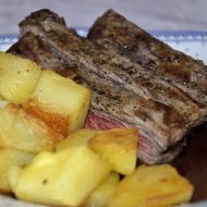 Steak s BBQ omáčkou a opékanými brambory s rozmarýnem recept ...