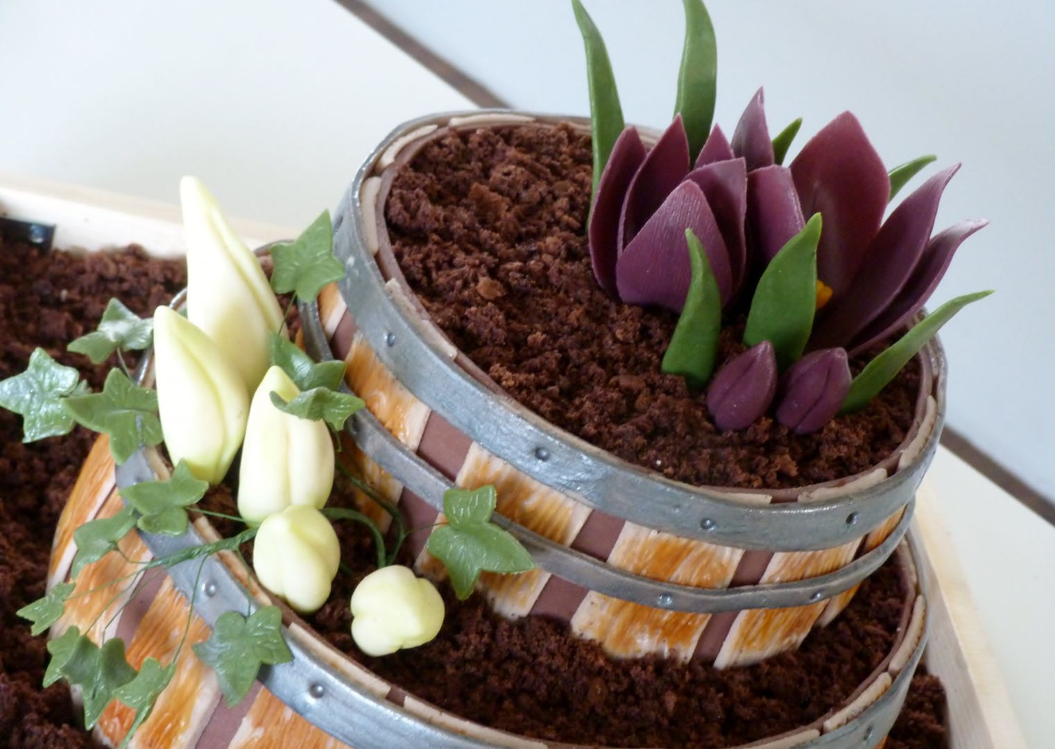 Dort  květinové sudy s krokusy a břečťanem recept