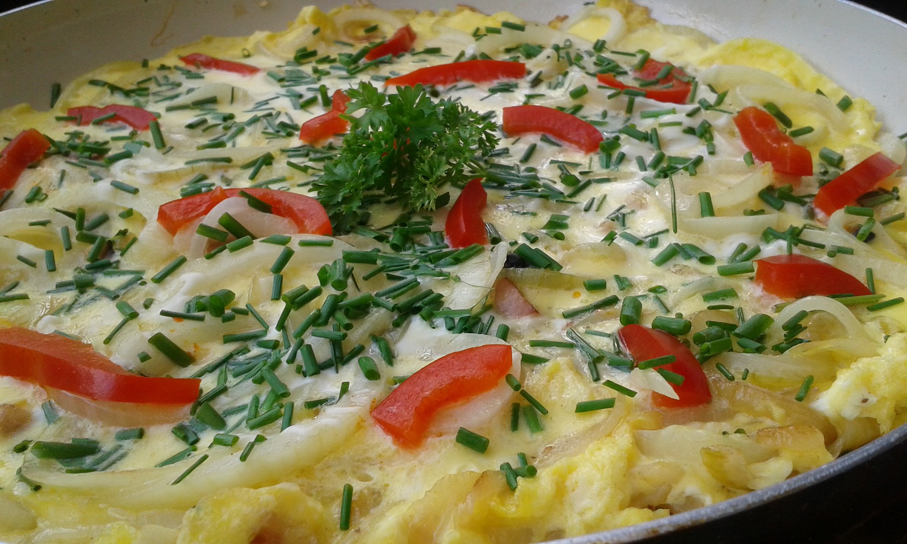 Cibulová omeleta se slaninou a sýrem recept