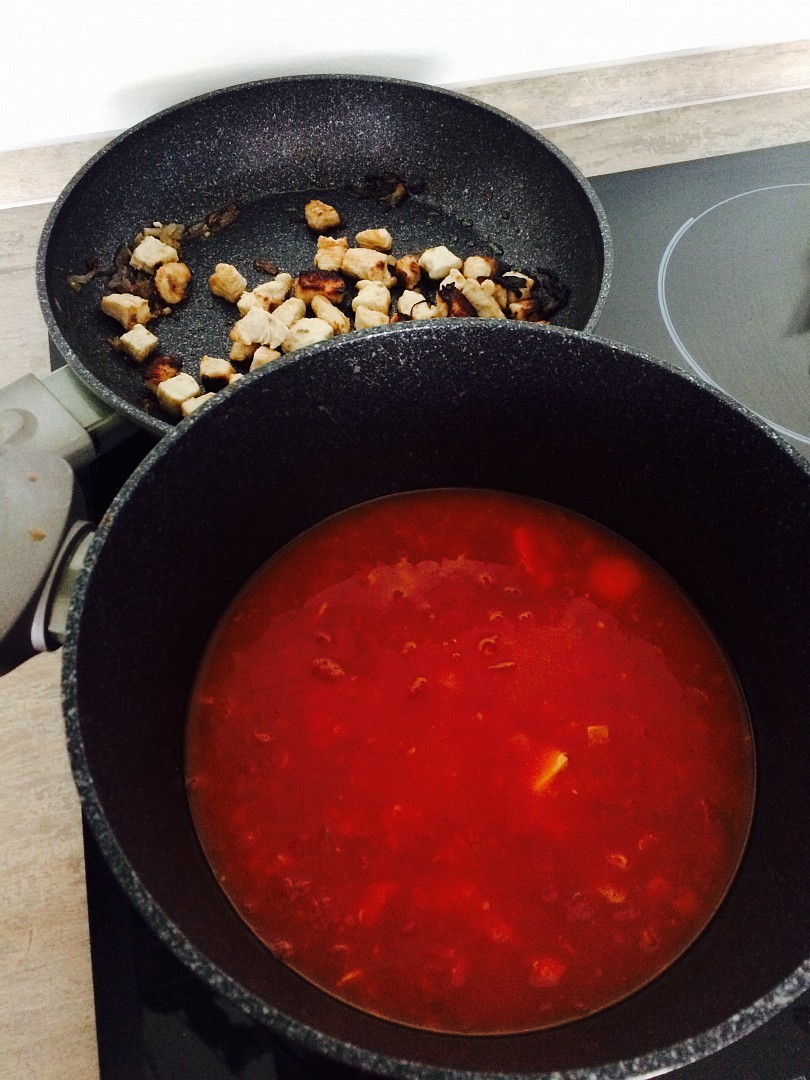 Rajčatová polévka s krůtím masem recept