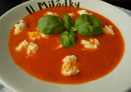 Rajčatová polévka s bazalkou a mozzarellou recept