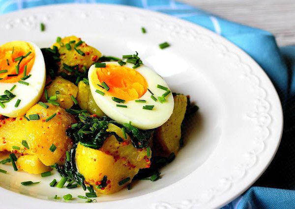 Bramborový salát s vejci a špenátem recept