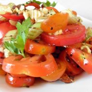 Rajčatovo-celerový salát s oříšky recept