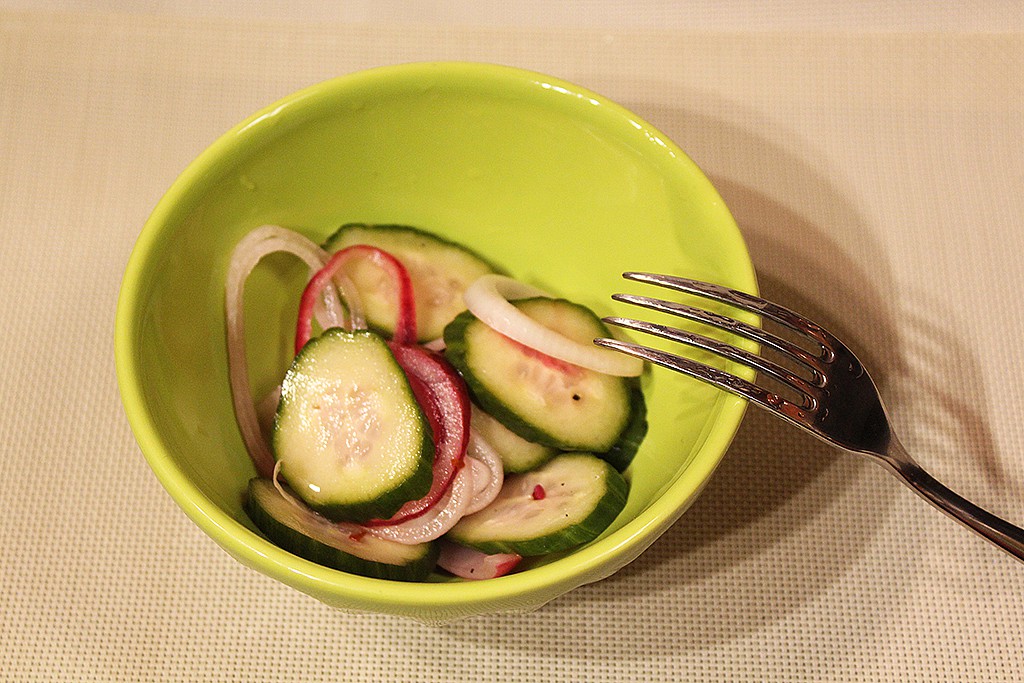 Okurkový salát s koprem a cibulí recept