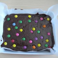 Čokoládový brownies s lentilkami recept