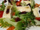 Jednoduchý listový salát s Hermelínem a brusinkami recept ...