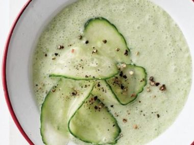Okurková polévka se zakysanou smetanou, olivami a bylinkami ...