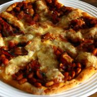 Pizza s fazolemi a slaninou recept