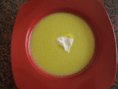 Cuketová polévka se zakysanou smetanou