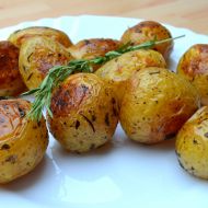 Pečené nové brambory s bylinkami recept