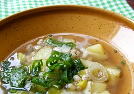 Pórková polévka s bramborem a kroupami recept