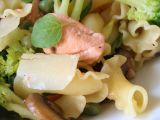 Těstoviny fiorelli s lososem, zelenou zeleninkou a houbami recept ...