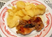 Kuřecí kapsa na bramborách a cuketě recept