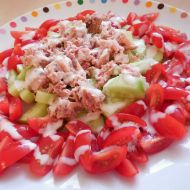 Zeleninový salát s tuňákem a jogurtovým dresinkem recept