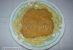 Špagety s kuřecí nohou na leču