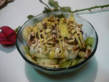 Salát z kiwi a banánů s vaječným likérem