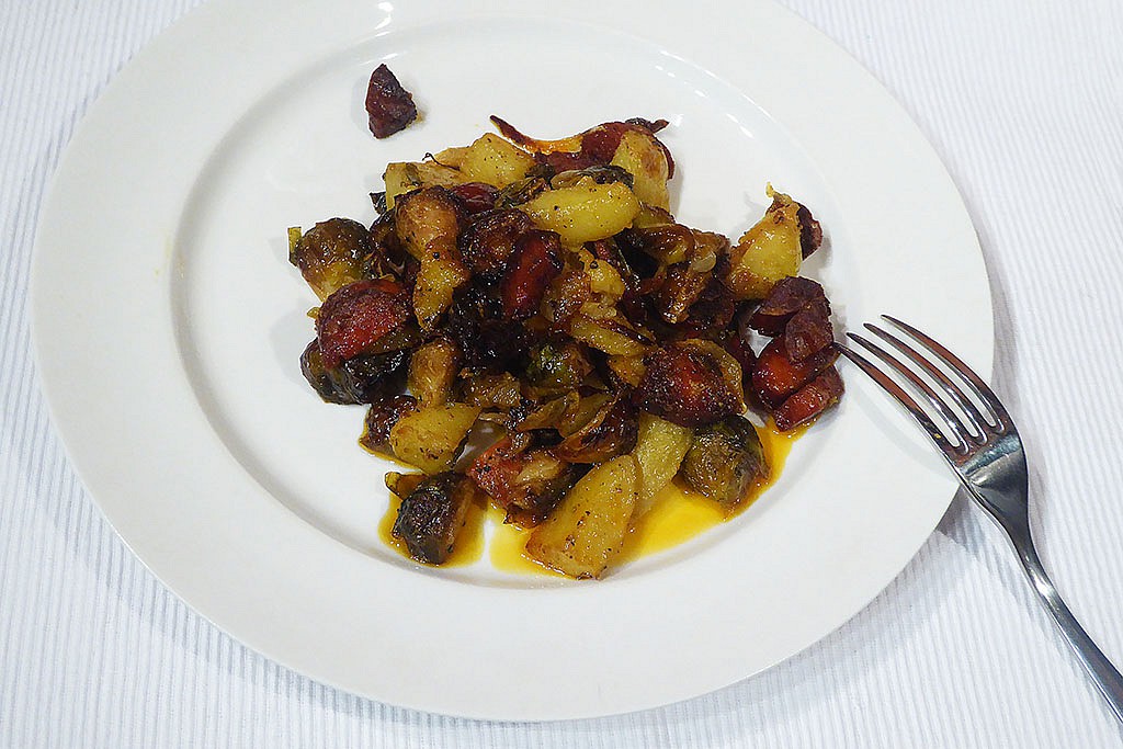 Pečená růžičková kapusta se salámem, brambory a cibulí recept ...