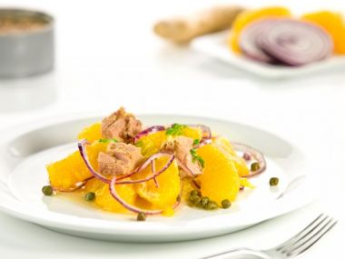 Pomerančový salát s cibulí a tuňákem