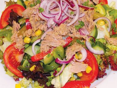 Recept Pestrobarevný salát s tuňákem