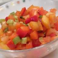 Svěží zeleninový salát s cibulkou recept