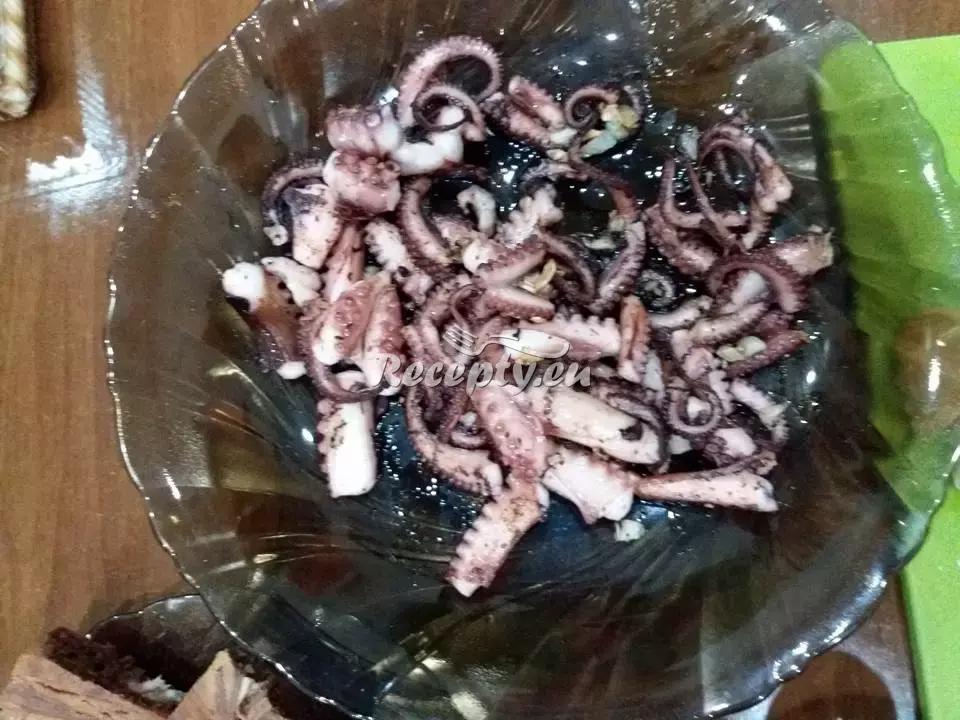 Chobotnice na cibulce recept  mořské plody