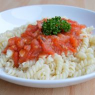 Těstoviny s rajčatovo-česnekovou omáčkou recept