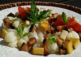 Květák se slaninou a uzeným tofu recept