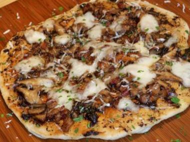 Pizza s houbami, mascarpone a parmazánem