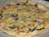 Smetanová pizza s medvědím česnekem a šunkou recept ...