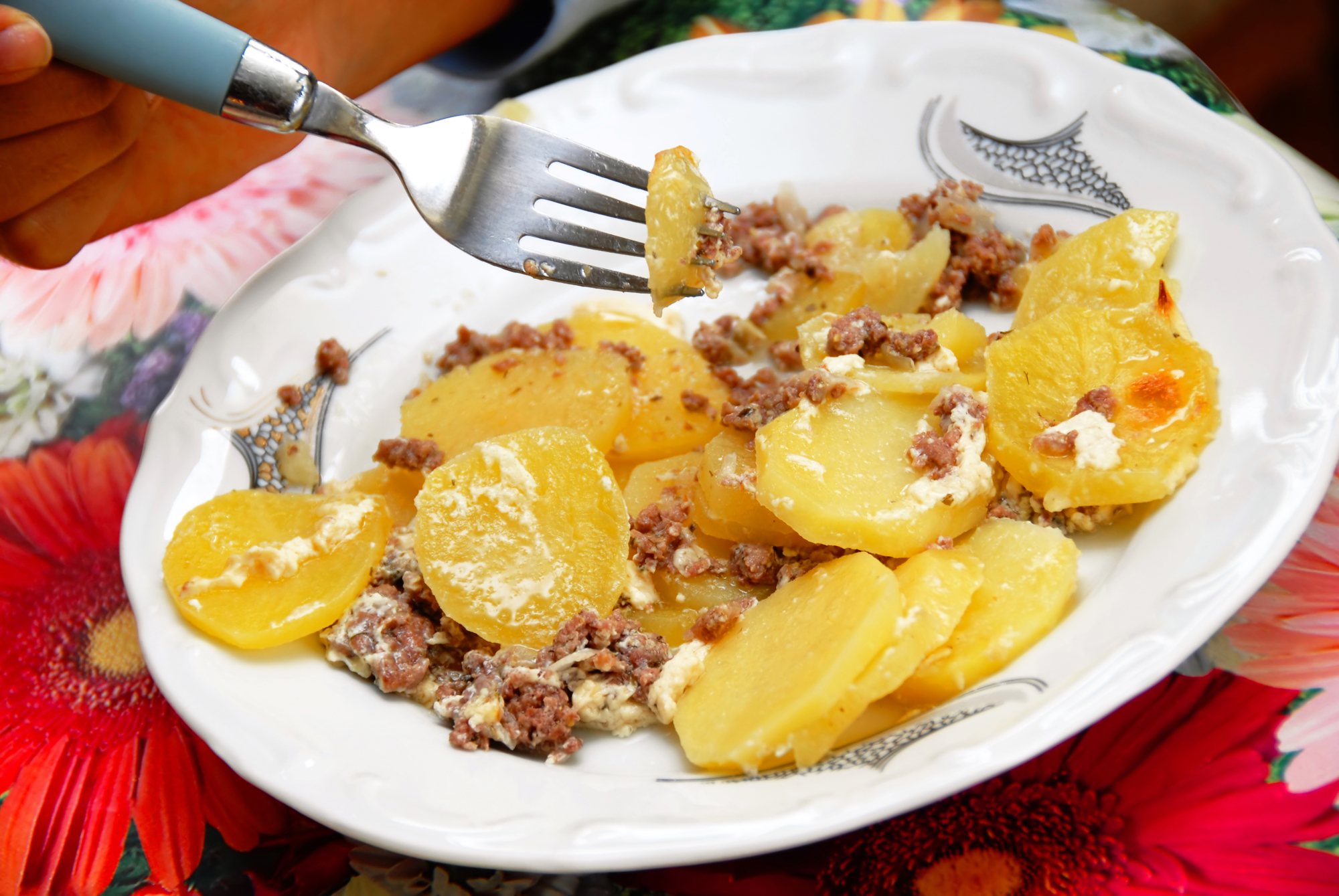 Baked potatoes with minced meat recept