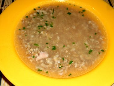Polévka z uzených kostí s kroupami