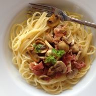 Špagety s žampiony a schwarzwaldskou šunkou recept