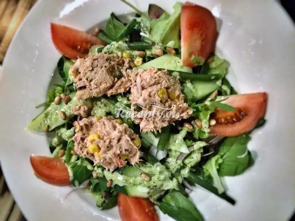 Jarní okurkový salát s tuňákem recept  saláty