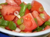 Rajčatový salát s jarní cibulkou recept