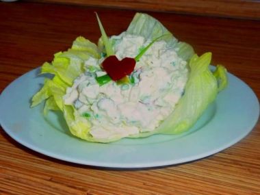 Hlávkový salát s jogurtem nebo kečupem