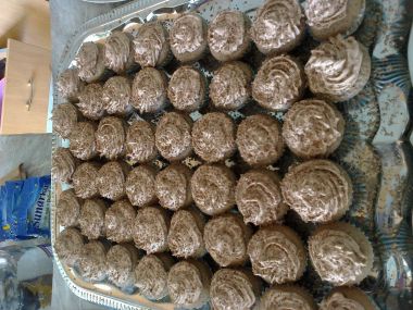 Mini muffiny plněné kokosovým pudinkem a stříkané čokoládovým ...