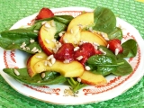 Špenátový salát s jahodami a nektarinkou recept