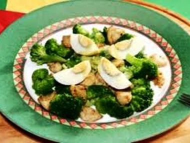 Brokolicový salát s kuřecím masem a s vejcem