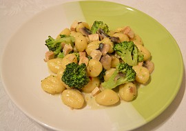 Gnocchi s brokolicí, tofu a žampiony recept