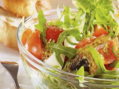 Rajčatový salát s černými olivami