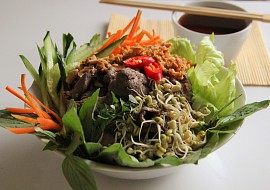 Vietnamský salát Bún bò Nam Bộ recept