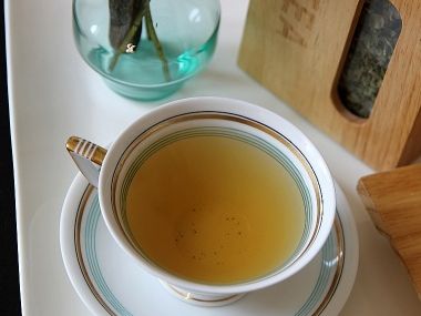 Čaj ze šalvěje a tymiánu proti bolení v krku