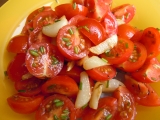 Rajčatový salát s teplým česnekem recept