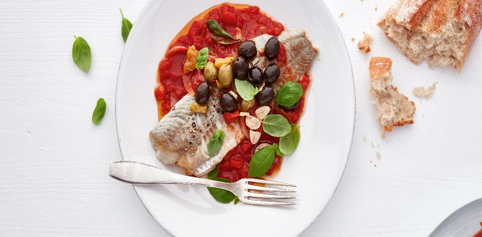 Ryba s rajčatovou omáčkou s olivami