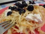 Špagety s kozím sýrem a černými olivami recept