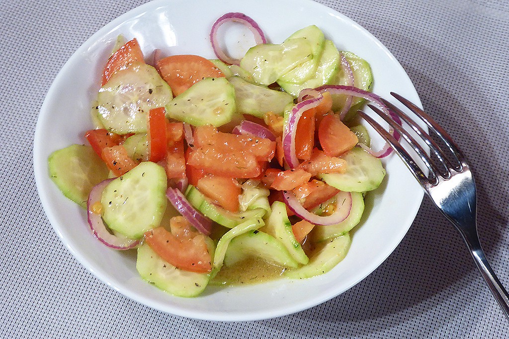 Okurkový salát s rajčaty a balsamikem recept