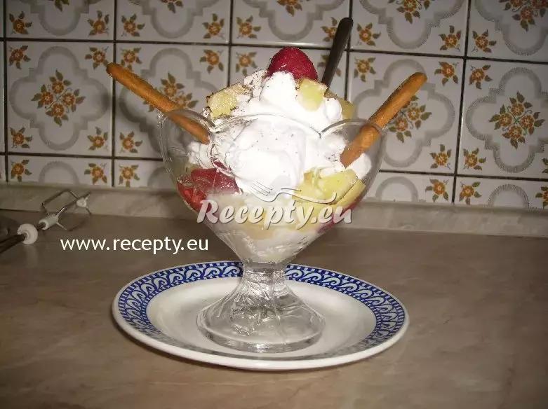 Jahodový pohár se zmrzlinou a oříšky recept  poháry
