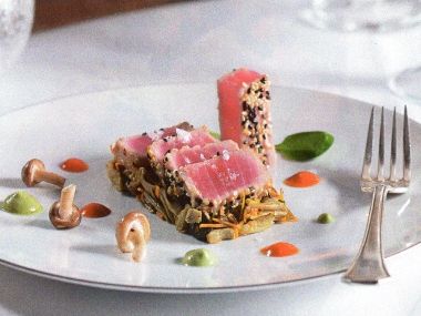 Tataki z tuňáka v sezamové krustě s houbovým salátem